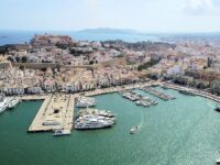 Explorando los hermosos Puertos de Ibiza en barco